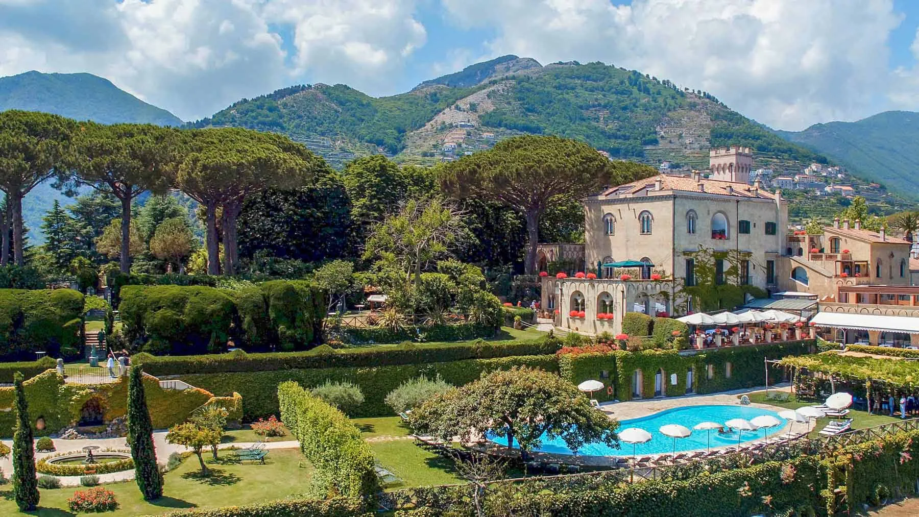 Hotel Villa Cimbrone in Ravello: the villa, gardens and pool in daylight