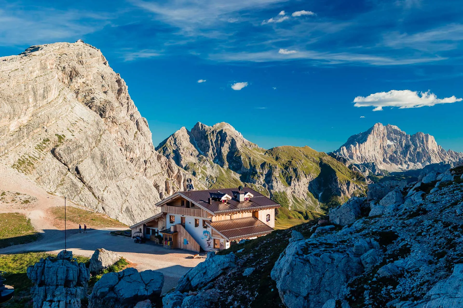 Rifugio Averau on the 5 Torri: the mountain hut itself, distinct from the page hero
