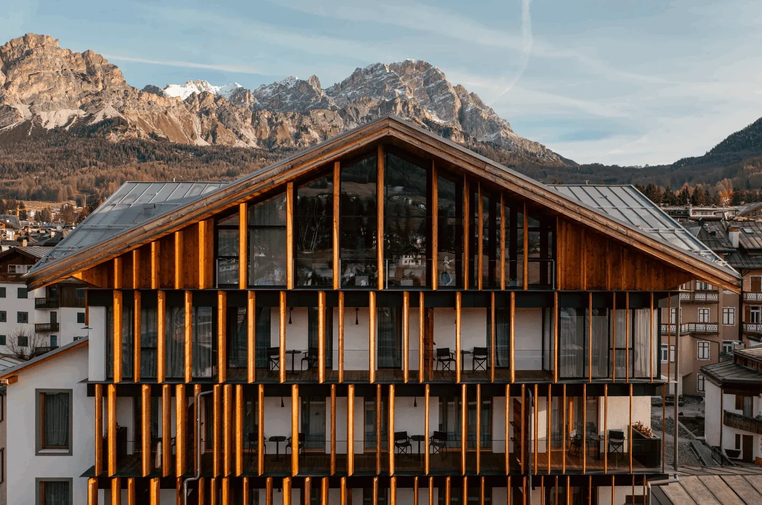 Hotel de LEN in Cortina d’Ampezzo: the current town-centre house with its timber-and-glass façade