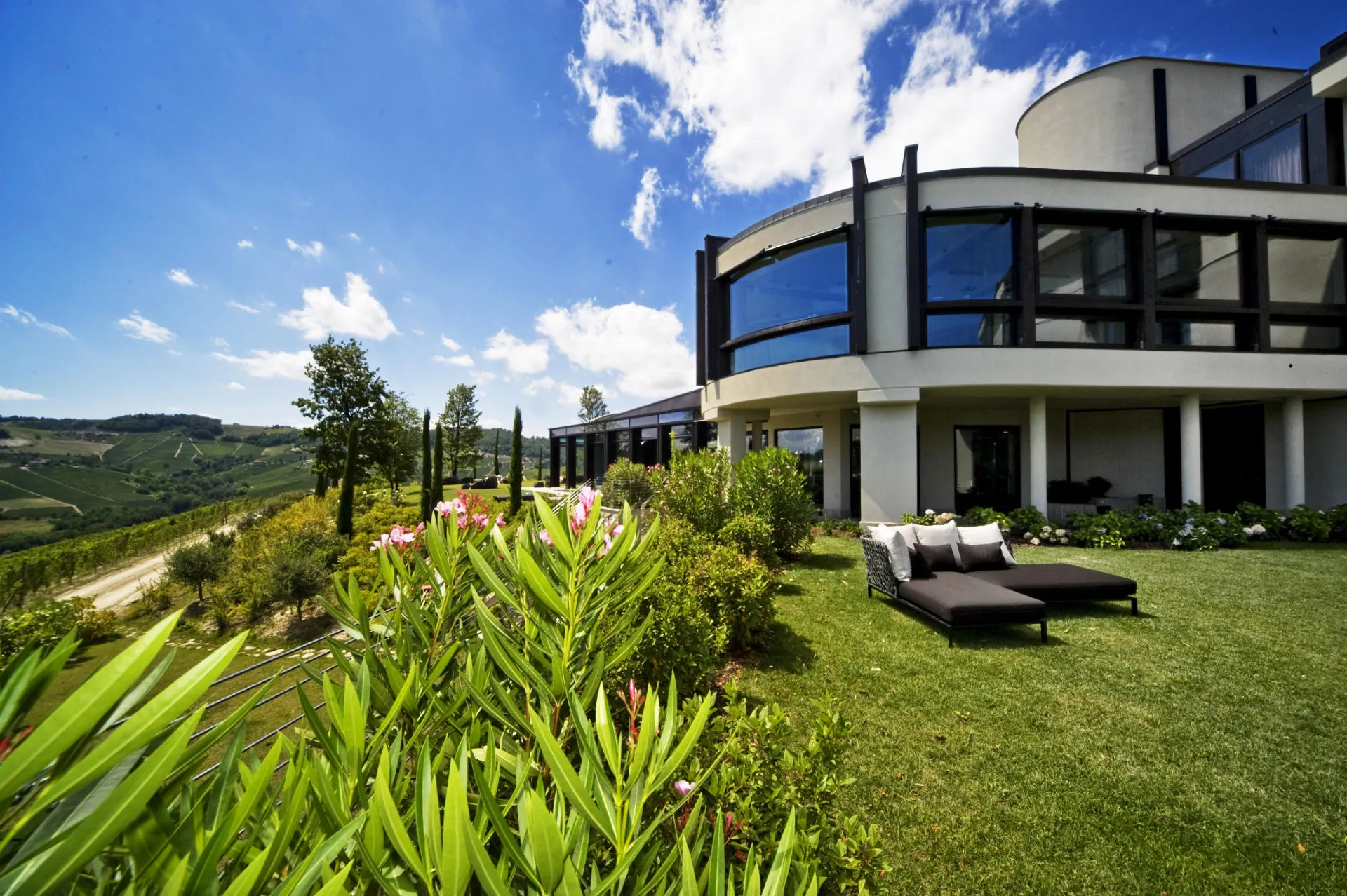 Il Boscareto Resort, contemporary glass architecture above the vineyards of Serralunga d’Alba.