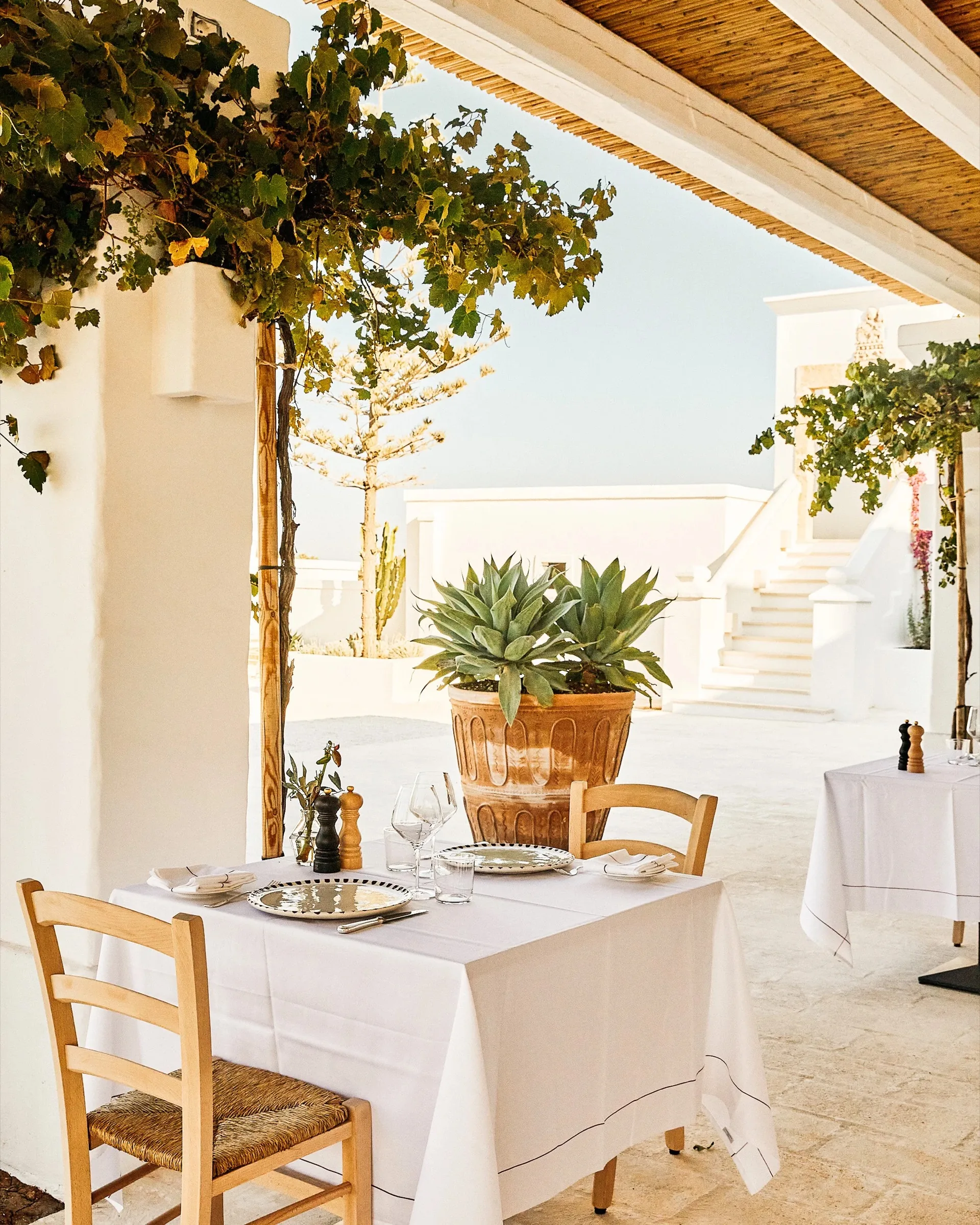 Masseria Calderisi: whitewashed masseria architecture and courtyard
