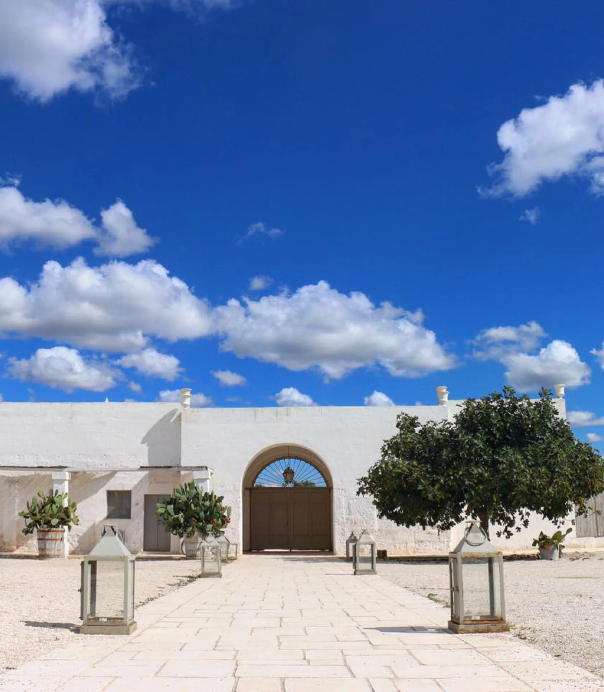 Masseria Potenti in Manduria: the masseria courtyard and buildings