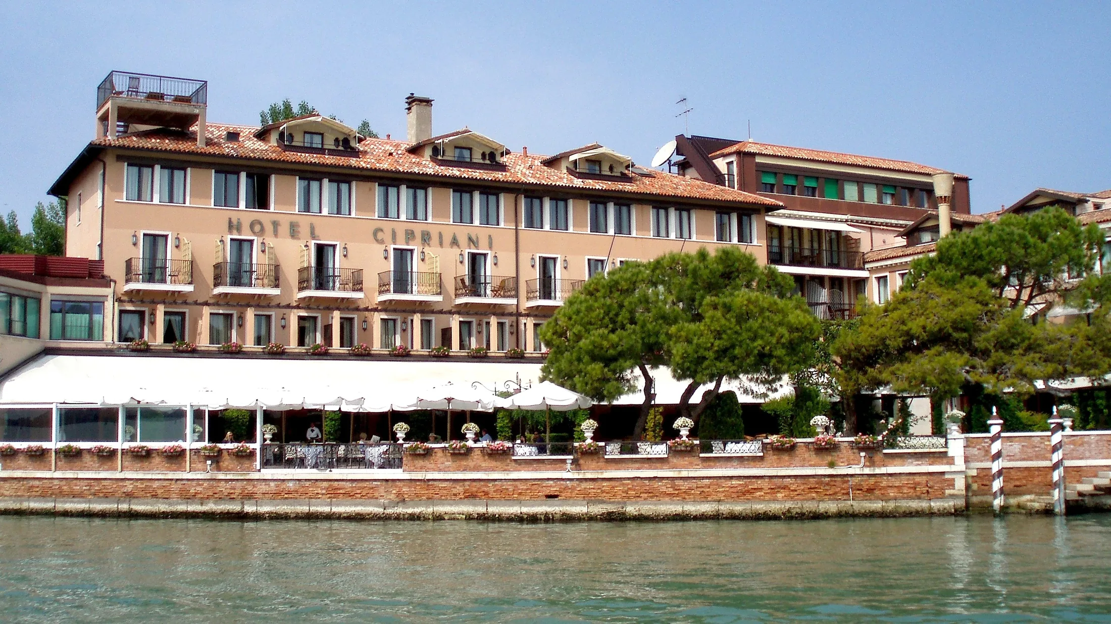 Hotel Cipriani on Giudecca: palazzo, waterfront terrace and landing poles